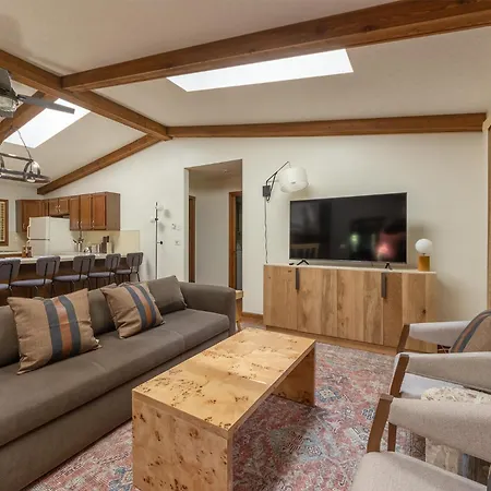 Getaway On The Green - New Vacation Rental - On Clearbrook Golf Course - Pet Friendly